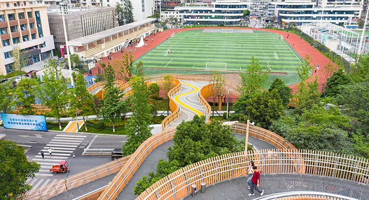 市民正在通过过街栈道。翠屏区融媒体中心供图