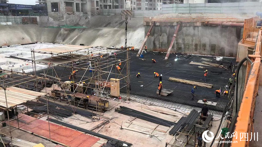 正在建设中的紫檀街地下停车场，建成后将提供230个停车位。人民网记者 郭莹摄