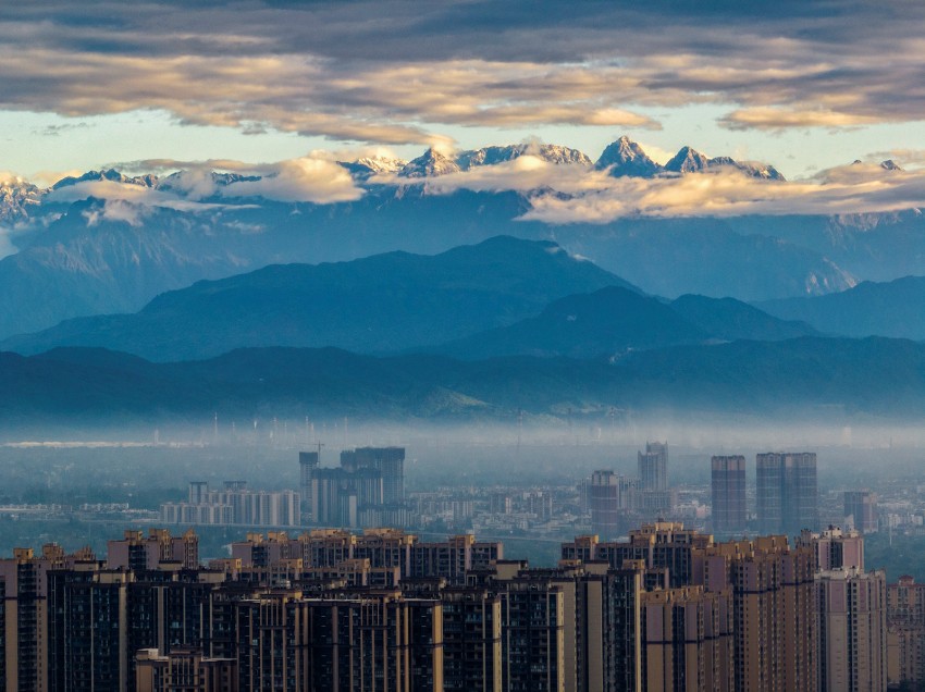 图为《雪山下的公园城市》。张勇供图