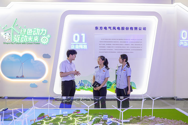 税务干部到企业了解生产情况。四川省税务局供图