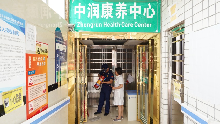 达州消防深入医院开展火灾隐患排查整治。 达州市消防救援支队供图