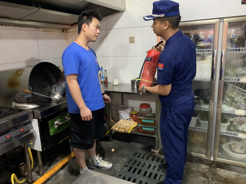 廣安消防走進餐廳后廚查看滅火器完好情況。廣安市消防救援支隊供圖