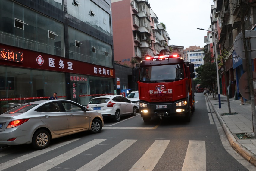 眉山消防部门实地测试消防车通道通行情况。眉山市消防救援支队供图