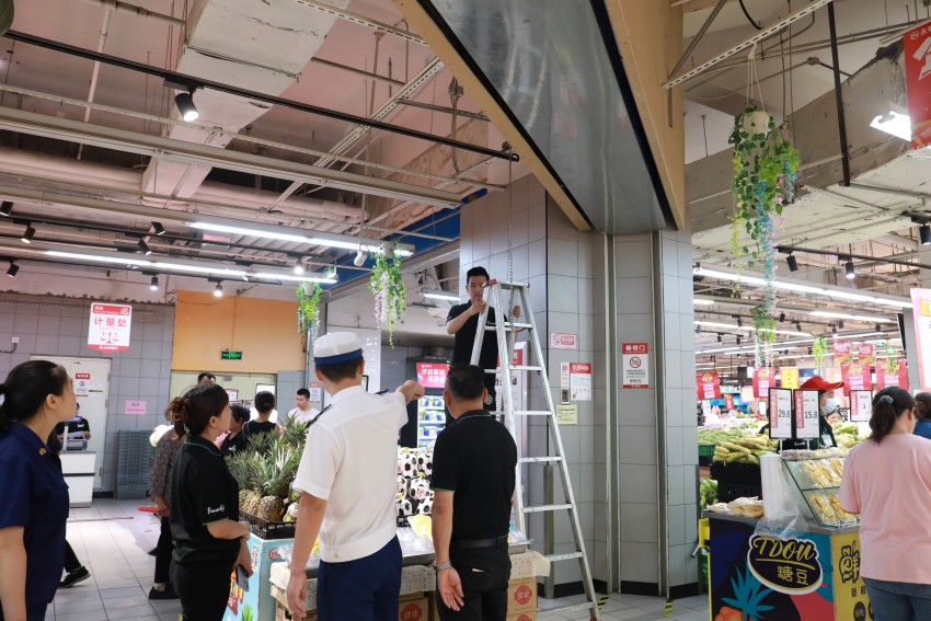 內江消防監督執法人員現場核實前期隱患整改情況。 內江市消防救援支隊供圖