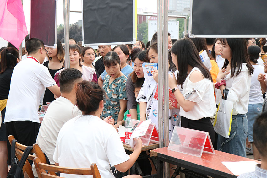 招聘会现场。什邡市委宣传部供图