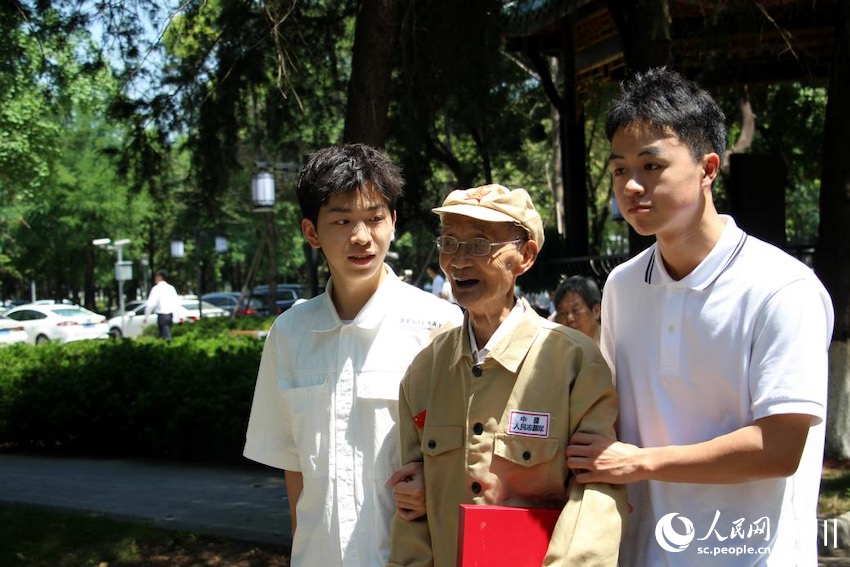 圖為川大學生迎接老兵進校園。何香怡攝