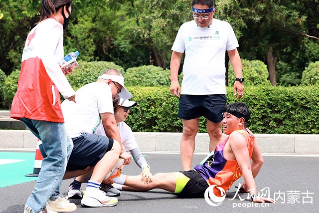 醫療保障隊正在為運動員治療。 主辦方供圖