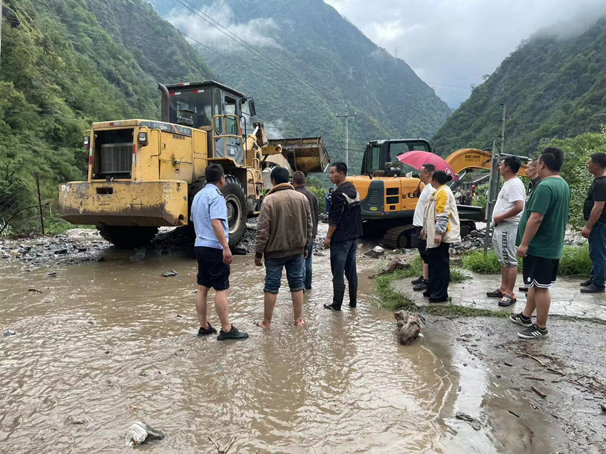 甘孜公安保障辖区道路畅通。四川公安供图
