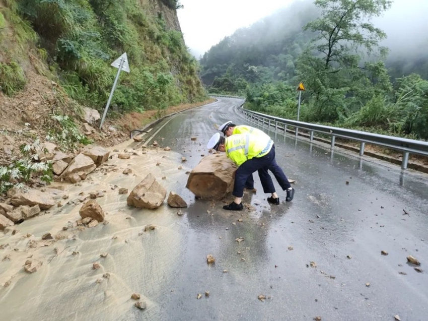 广安公安移除路面落石，排除路面交通隐患。四川公安供图