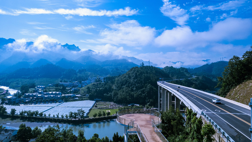 万源旅游大通道与新农村 张天明摄