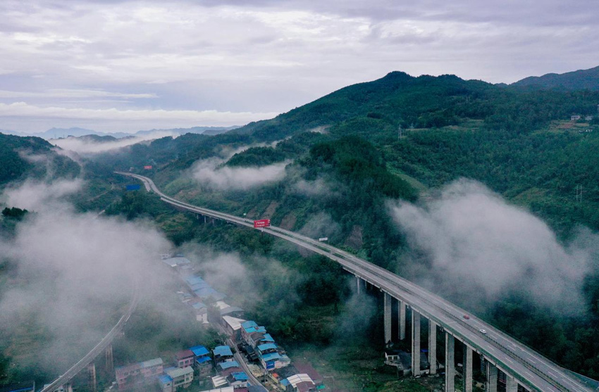 萬源新建旅游大通道——萬八快速與萬源至白沙鐵路齊頭並進。張天明攝