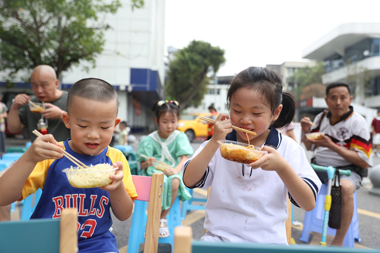 社区小孩品鉴美食。翠屏区融媒体中心供图