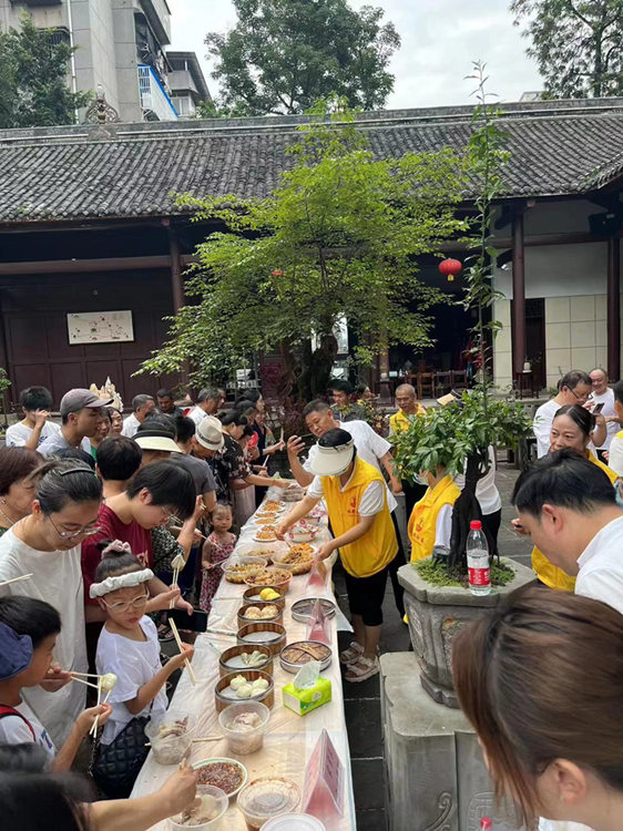 长桌品鉴美食。翠屏区融媒体中心供图