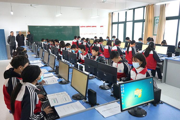 同学们在上微机课。绵竹市融媒体中心供图