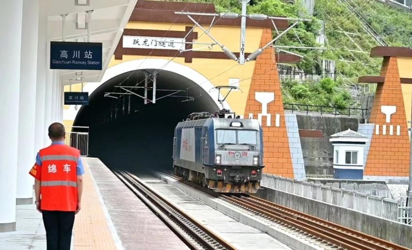 通过隧道的热滑轨道车。成兰公司供图