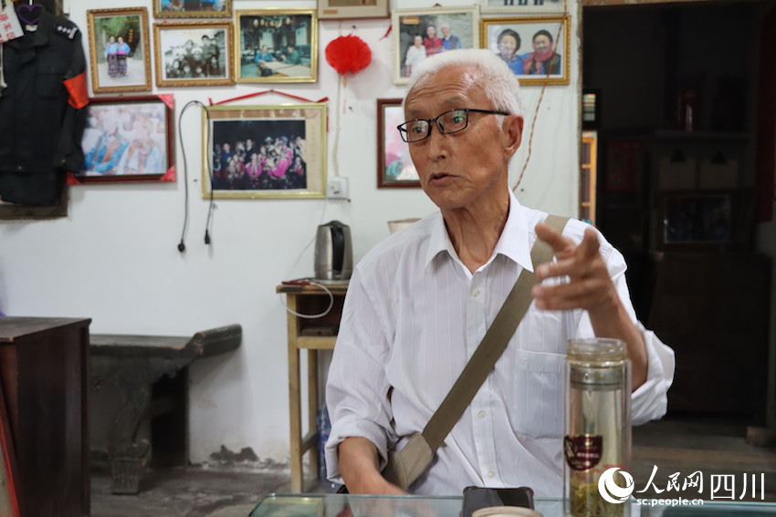 今年82岁的王嘉俊老人，精神矍铄，思维清晰，一讲到羌文化，他就停不下来。勾璇摄