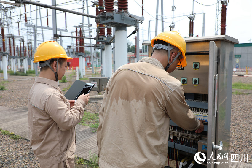 7月12日，國網內江供電公司高壓分公司對資中220千伏涼水井變電站供電設備開展紅外測溫特殊巡視。羅國強攝