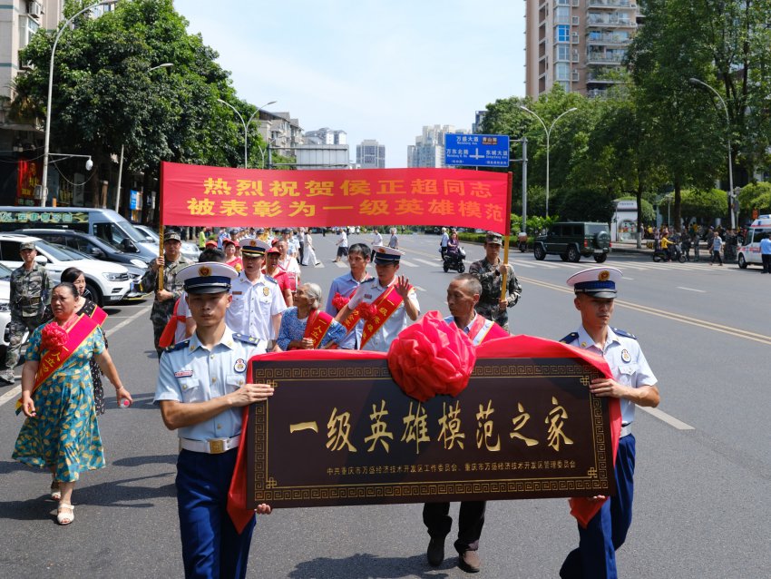 7月12日，四川省森林消防總隊聯合當地政府為“全國應急管理系統一級英雄模范”侯正超送喜報回家。程雪力供圖