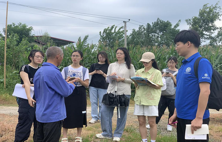蹲点调研。西南财经大学供图
