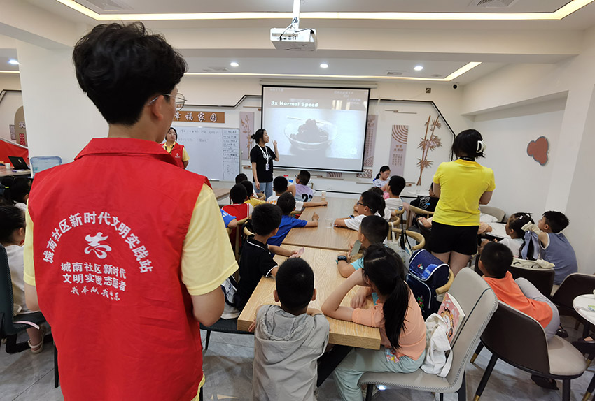 “大学生”伴学“小学生” 开展公益课堂。眉山市彭山区委宣传部供图