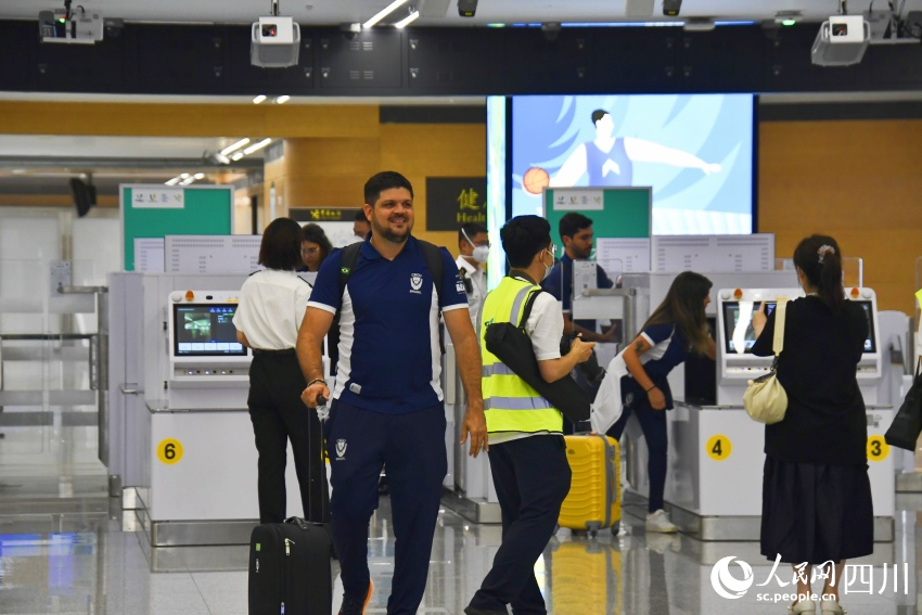 巴西代表团成员抵达成都天府国际机场。人民网记者 王洪江摄