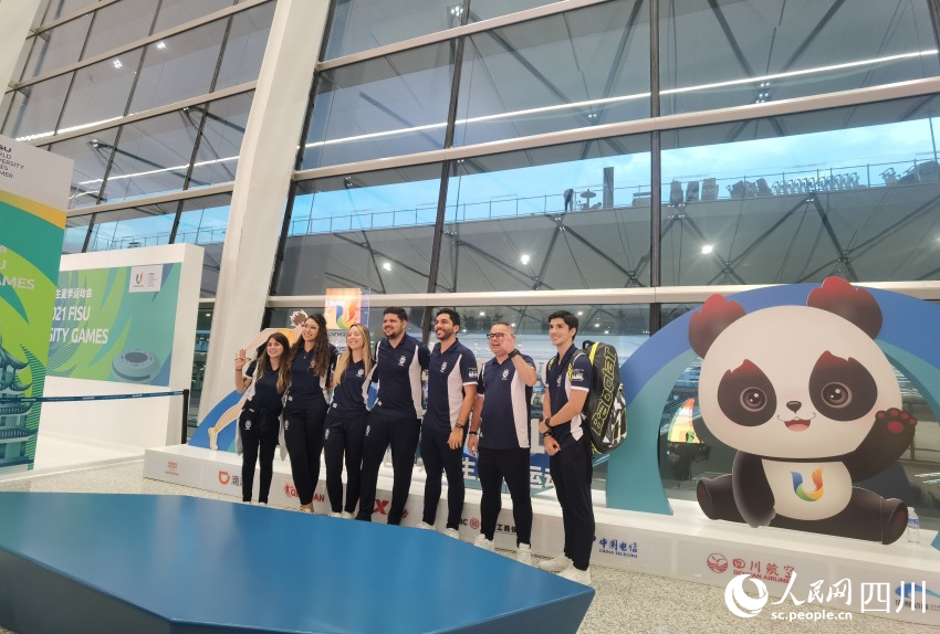 首批抵蓉的巴西代表团成员在成都天府国际机场合影留念。人民网记者 王洪江摄