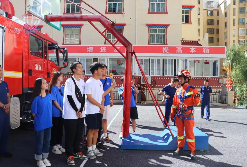 学生们正在参观学习消防知识。四川省消防救援总队供图