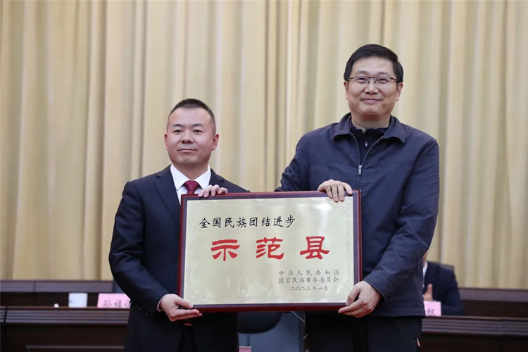 授牌仪式现场。松潘县委宣传部供图