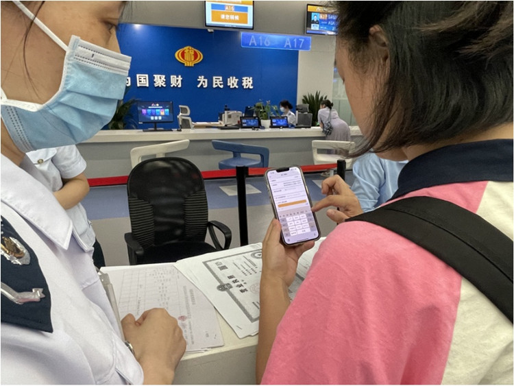 税务干部辅导纳税人办理相关业务。成都高新区税务局供图