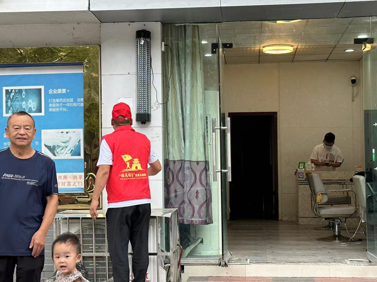 志愿者开展“清洁家园”行动。王春波摄