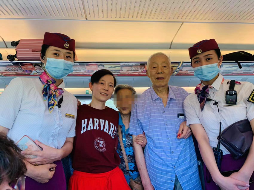 乘客李奶奶和王瑜、车组人员合照。资阳市委宣传部供图