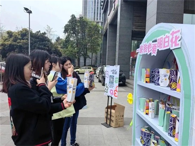 新网银行举行的金融知识普及活动吸引市民积极参与。新网银行供图
