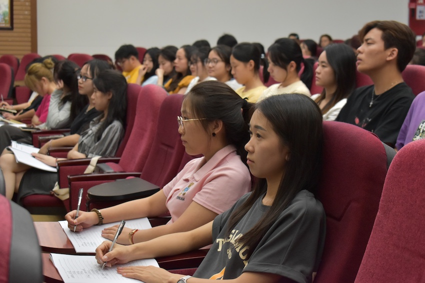 大学生志愿者认真接受培训。主办方供图