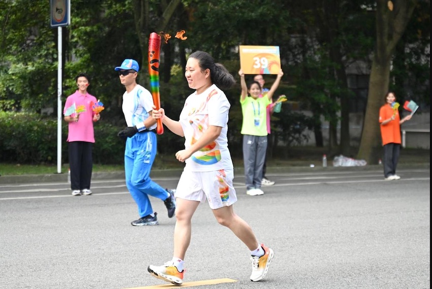 第39棒韩晋琳：西华大学优秀学生代表、成都青年志愿服务“最具活力个人”。王舒摄