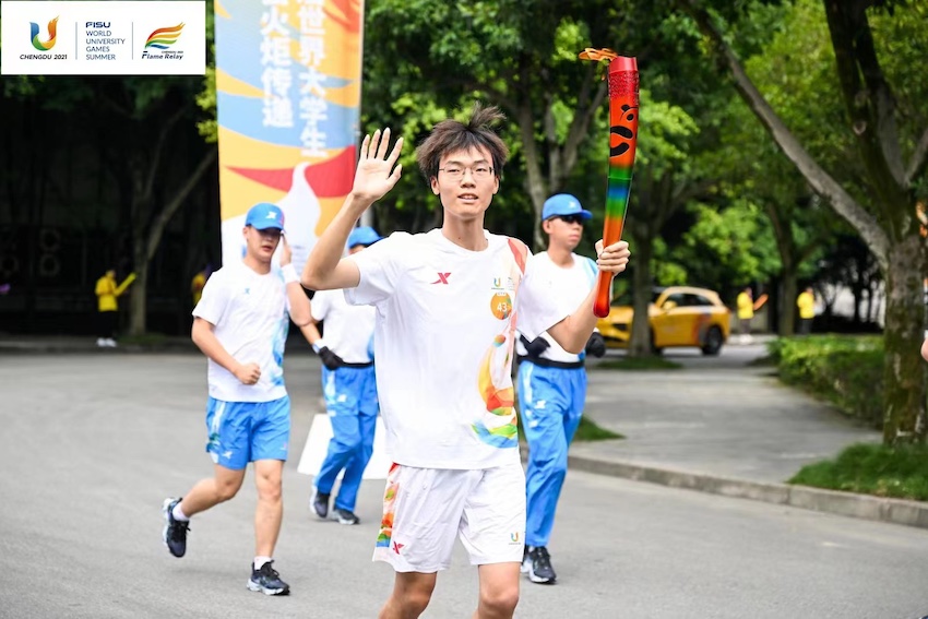 第43棒吳君浩：西華大學優秀學生代表。王舒攝