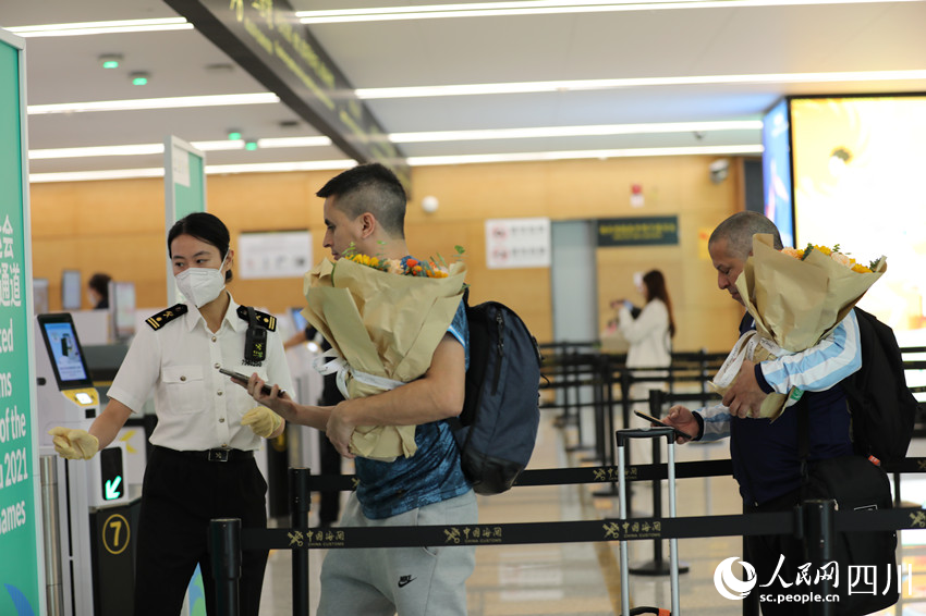 天府國際機場的海關人員幫助大運會相關人員。侯杰攝