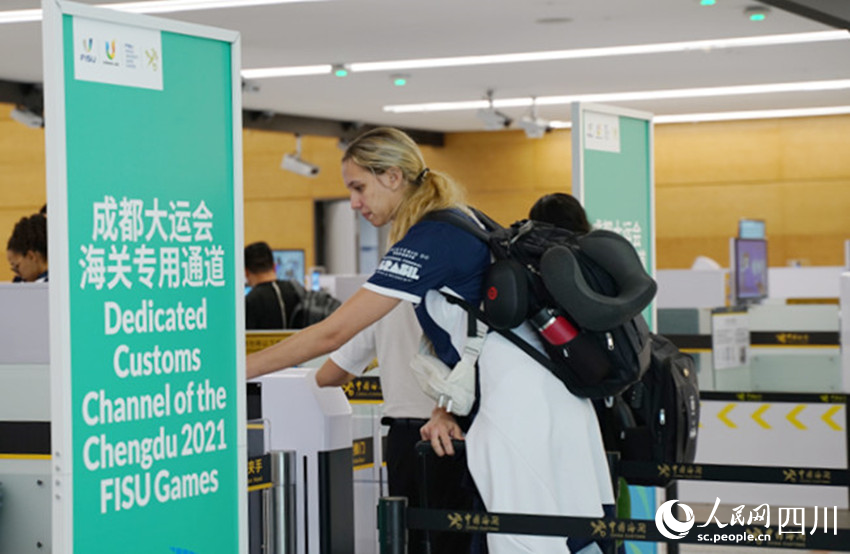 運動員通過成都大運會海關專用通道。曹昱攝