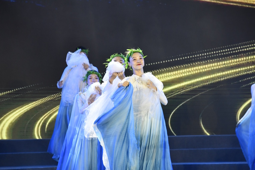 2023华蓥山旅游文化节开幕仪式暨“巴风蜀韵”文艺节目展演现场。人民网记者 王洪江摄