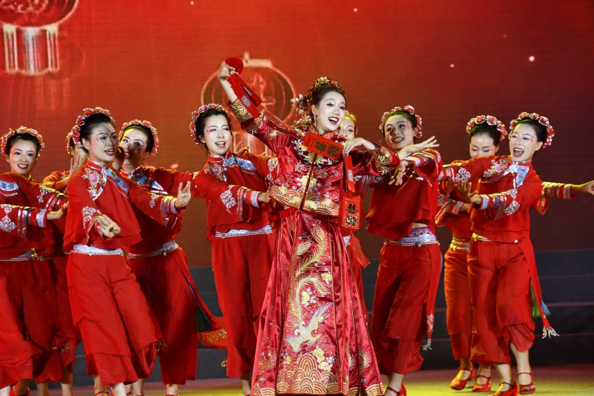 2023华蓥山旅游文化节开幕仪式暨“巴风蜀韵”文艺节目展演现场。人民网记者 王洪江摄