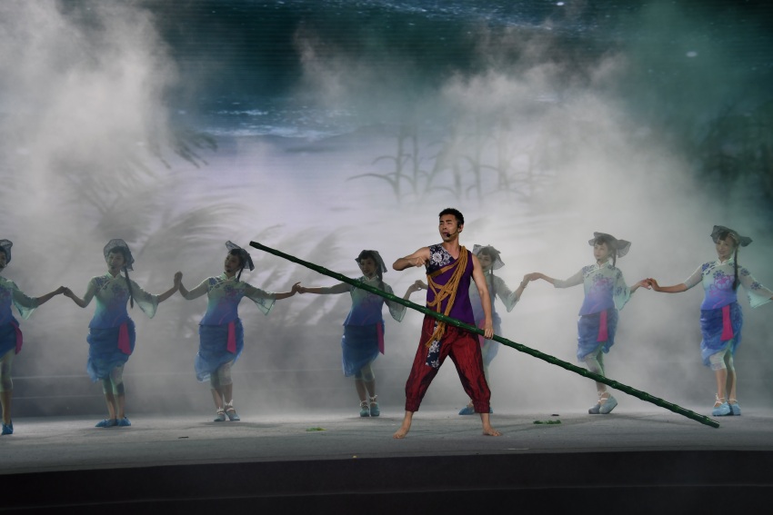 2023华蓥山旅游文化节开幕仪式暨“巴风蜀韵”文艺节目展演现场。人民网记者 王洪江摄