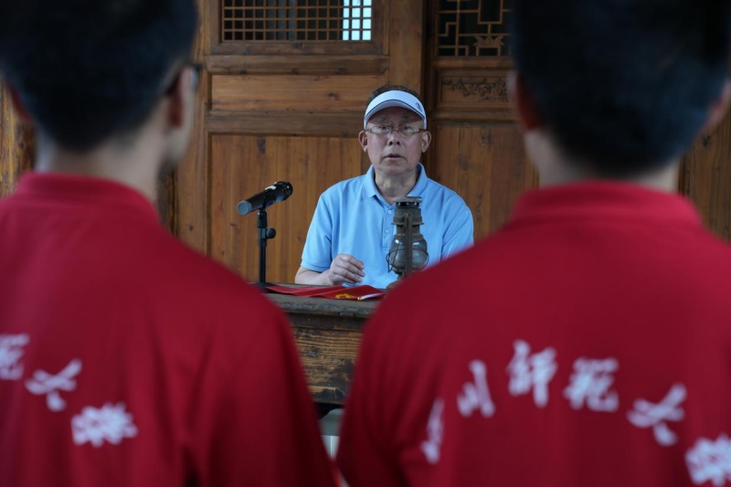 在老铁道兵蔡方鹿的带领下开展红色研学、人物专访、理论宣讲等活动。四川师范大学供图