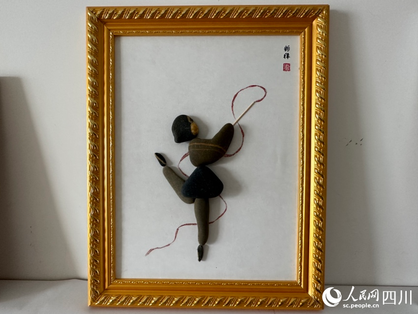 涪江奇石贴画系列作品。陈伟摄