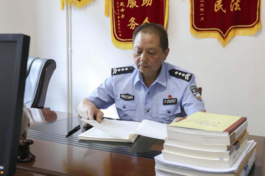 工作中的李德盛。受访者供图