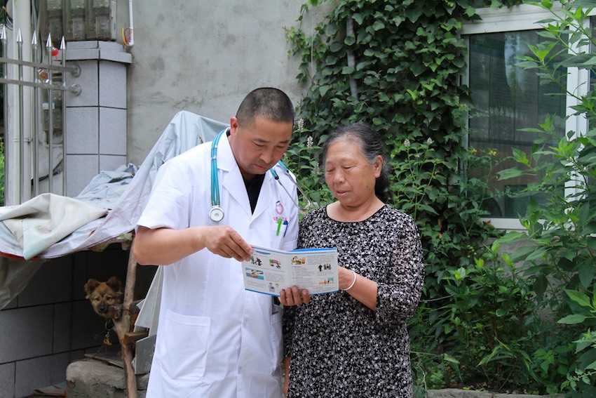 閆文彬講解醫療醫護知識。朱紫萱攝