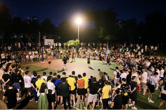成都街头篮球场堪比CBA 。来源：成都日报锦观