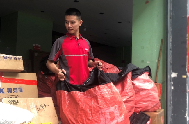 黄学根工作时。受访者供图
