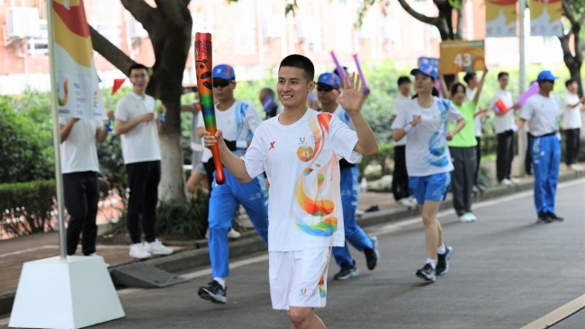 黄学根传递“青春之火”。受访者供图