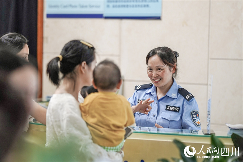 宁建英接受群众咨询。陈智豪摄
