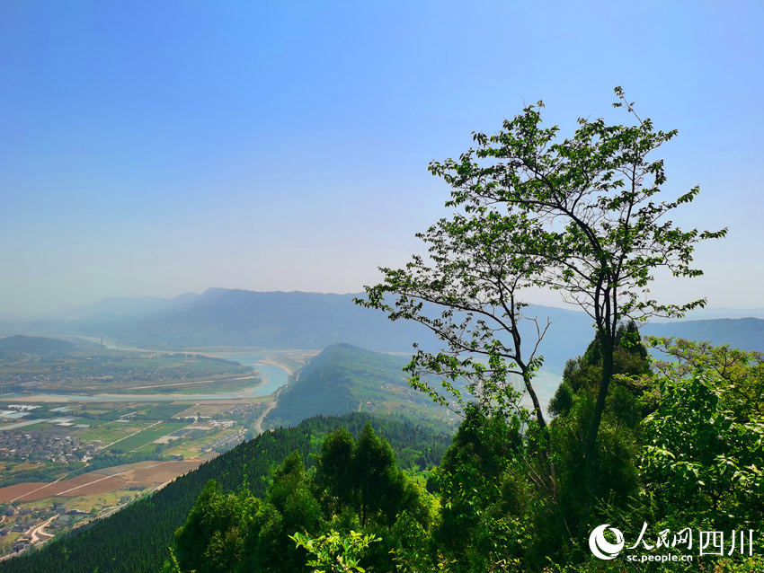 从古蜀道俯瞰山川风景。人民网记者 刘海天摄