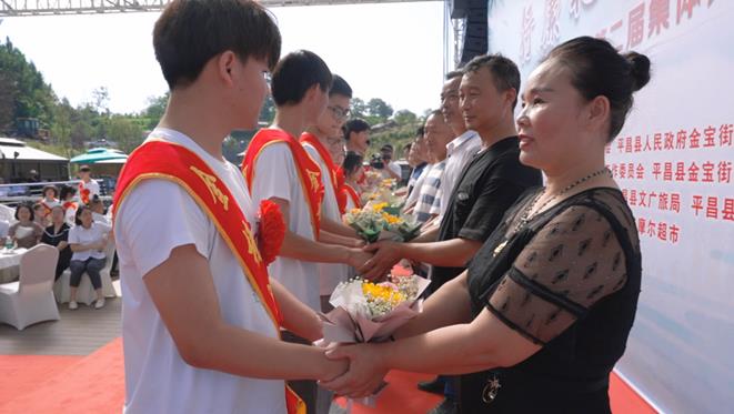 准大学生为家长献花感恩。吕鹏供图